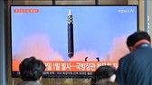Người dân theo dõi qua màn hình ti vi ở nhà ga Seoul, Hàn Quốc về vụ phóng thử được cho là tên lửa đạn đạo của Triều Tiên, ngày 14-3-2022. Ảnh: AFP/TTXVN