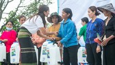 Hoa hậu H’hen Niê trao tặng giếng nước cho đồng bào J’rai 