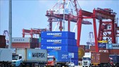Hàng hóa được xếp tại cảng ở Thanh Đảo, tỉnh Sơn Đông, miền đông Trung Quốc. Ảnh: AFP/TTXVN