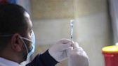 Nhân viên y tế tiêm vaccine ngừa Covid-19 cho người dân tại Jerusalem (Israel). Ảnh:THX