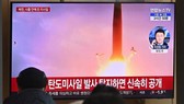 Người dân theo dõi qua truyền hình ở nhà ga Seoul (Hàn Quốc) về vụ phóng thử vật thể được cho là tên lửa đạn đạo của Triều Tiên, ngày 30-1-2022. Ảnh: AFP/TTXVN