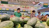 Người tiêu dùng chọn mua sản phẩm xanh tại Co.opmart Đồng Văn Cống