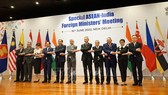 Các ngoại trưởng ASEAN và Ấn Độ chụp ảnh chung tại hội nghị. Ảnh: TTXVN