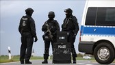 Cảnh sát làm nhiệm vụ tại khu vực giữa Wiedersdorf và Landsberg, gần Halle, miền Đông nước Đức. Ảnh: AFP/TTXVN