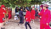 Hội người già vùng North tổ chức tiệc đón Xuân ở công viên. Ảnh SGGP đã sử dụng