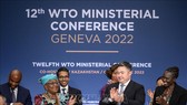 Tổng Giám đốc WTO Ngozi Okonjo-Iweala (thứ 2, trái) và các quan chức WTO tại phiên bế mạc Hội nghị Bộ trưởng WTO ở Geneva (Thụy Sĩ) ngày 17-6-2022. Ảnh: AFP/TTXVN