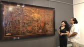 Khách tham quan trưng bày chuyên đề