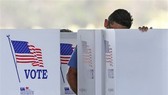 Cử tri bỏ phiếu bầu cử giữa kỳ Quốc hội Mỹ ở Kissimmee, Florida, ngày 8-11-2022. Ảnh: AFP/TTXVN