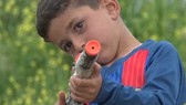 Cậu bé Messi giờ chỉ thích chơi với súng. 