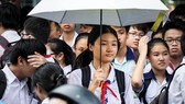 Thí sinh kết thúc thi môn Anh văn tại điểm thi Trường THCS ra về trong cơn mưa tầm tã
