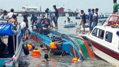 Lực lượng cứu hộ và người dân đang tìm kiếm nạn nhân vu chìm tàu ở Tarakan, tỉnh Bắc Kalimantan, ngày 25-7-2017. Ảnh do Cơ quan Tìm kiếm và Cứu nạn Quốc gia Indonesia (BASARNAS) công bố