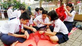 Học sinh khối 8 Trường THCS Trần Văn Ơn làm lồng đèn trong tiết học trải nghiệm môn Văn