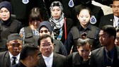 Hai bị cáo Siti Aisyah và Đoàn Thị Hương trong cuộc thực nghiệm hiện trường vụ ám sát tại sân bay quốc tế Kuala Lumpur ngày 24-10-2017. Ảnh: REUTERS