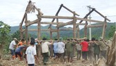 Người dân cùng nhau dựng lại nhà trong lũ ở Ngư Hóa, Tuyên Hóa, Quảng Bình. Ảnh: MINH PHONG