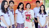 Cô Trần Thị Huyền, Giám đốc Trung tâm Giáo dục thường xuyên quận 12, cùng học sinh trong giờ ra chơi