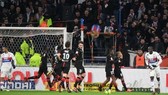Các cầu thủ Rennes ăn mừng chiến thắng ngay trên sân Lyon
