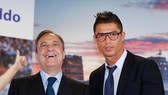 Chủ tịch Florentino Perez và Ronaldo.