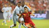 Eden Hazard (Bỉ) đi bóng qua Dimitri Payet (Pháp) trong trận giao hữu.