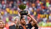 Messi giương cao chiếc cúp Joan Gamper ở Camp Nou.