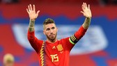 Sergio Ramos bị la chộ trên sân Wembey