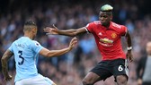 Paul Pogba (phải, Man United) đi bóng qua Danilo (Man City)