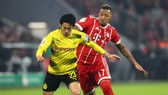 Shinji Kagawa (trái, Borussia Dortmund) đi bóng qua Jerome Boateng (Bayern)