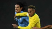 Edinson Cavani tranh bóng với Neymar