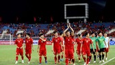Đội tuyển Việt Nam mừng chiến thắng trên sân Mỹ Đình. Ảnh: MInh Hoàng