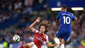 Eden Hazard (Chelsea) đi bóng qua tiền vệ Matteo Guendouzi