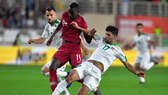 Almoez Ali (giữa, Qatar) ghi bàn thứ 2 để ghi tên vào lịch sử