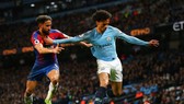 Andy Townsend (Crystal Palace) treanh bóng với Leroy Sane