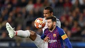 Trung vệ Liverpool Joel Matip cản phá Lionel Messi