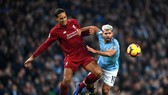 Virgil Van Dijk (Liverpool) tranh bóng với Sergio Aguero (Man City)