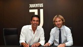 Gigi Buffon ký hợp đồng với Giám đốc Pavel Nedved.