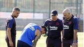 Messi trình bay chấn thương với các bác sỉ của CLB.
