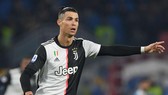 Ronaldo chạm mốc kỷ lục khi ghi cú đúp, Juventus thắng Fiorentina 3-0