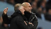Quỷ đỏ, Man xanh đoàn kết giúp thành Manchester chống dịch COVID-19