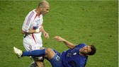 Zidane đánh mất sự kềm chế, húc đầu vào ngực Materazzi trong trận chung kết World Cup 