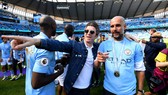Ca sĩ Noel Gallagher mừng chiến thắng Premier League cùng Pep Guardiola mùa qua