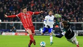 Robert Lewandowski uy hiếp khung thành Schalke