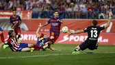 Jan Oblak cản phá cú sút của Messi