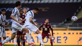 Ronaldo đánh đầui ghi bàn giúp Lão Phu nhân giành 1 điểm trong trận derby Turin