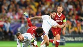 Sergio Ramos quật ngã Mo Salah trong trận chung kết 2018