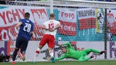 Bóng trúng cột, dội người Szczesny văng vào lưới