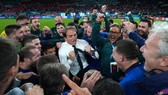 HLV Roberto Mancini ăn mừng chiến thắng