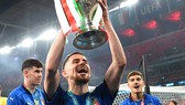 Jorginho giương cao chiếc cúp Euro