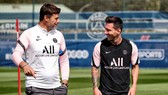 HLV Mauricio Pochettino và Leo Messi trên sân tập