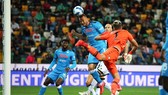 Amir Rrahmani đánh đầu ghi bàn cho Napoli