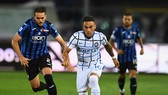 Lautaro Martinez nỗ lực vượt qua hàng thủ Atalanta