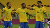 Neymar (giữa) sẽ bỏ lỡ trận Venezuela